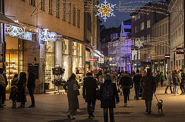 Weihnachtseinkäufe in der Augsburger Innenstadt  21. Dezember 2021