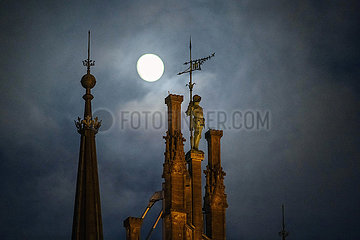 Mond über dem Rathaus  München  16. Dezember 2021
