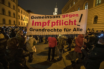 Querdenker-Demo gegen Massnahmen und Impfpflicht  Ludwigstraße  München 15. Dezember 2021