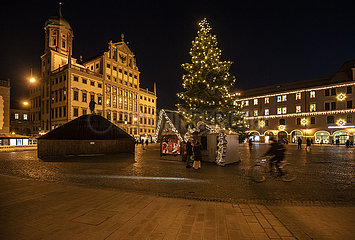 Rathausplatz mit Weihnachtsbaum  Augsburg  abends  21. Dezember 2021