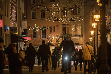 Weihnachtseinkäufe in der Augsburger Innenstadt  Steingasse  21. Dezember 2021 abends