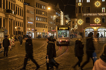 Rathausplatz mit Strassenbahn  Augsburg  abends  21. Dezember 2021