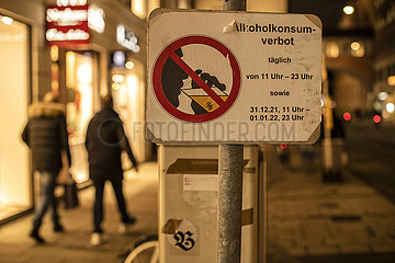 Schild Verbot Alkoholkonsum in der Münchener Innenstadt  15. Dezember 2021