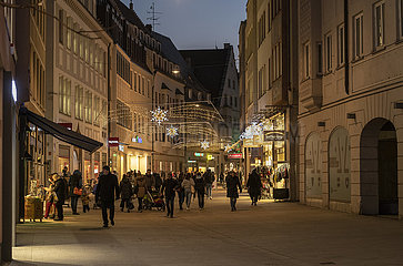 Weihnachtseinkäufe in der Augsburger Innenstadt  weniger Kunden als vor Corona  21. Dezember 2021 nachmittags