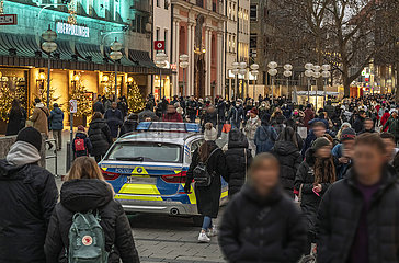 Münchener bei Weihnachtseinkäufen in der Fußgängerzone  4. Adventssamstag  18. Dezember 2021