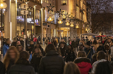 Weihnachtseinkäufe  München  Innenstadt  17. Dezember 2021