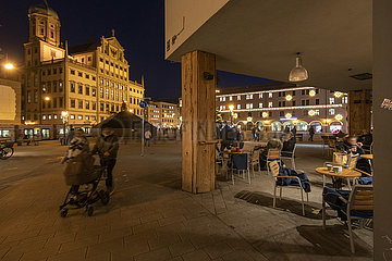Rathausplatz  Augsburg  abends  21. Dezember 2021