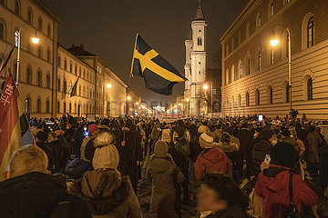 Querdenker-Demo mit schwedischer Flagge  Schweden als Vorbild  Ludwigstraße  München 15. Dezember 2021