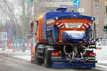 Berlin  Deutschland  Winterdienst der BSR befreit eine Strasse vom Schnee und streut Salz