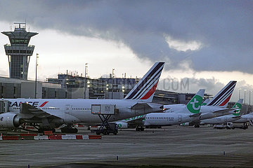 Paris  Frankreich  Flugzeuge der Air France und Transavia vor dem Terminal des Flughafen Orly