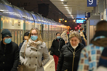 Deutschland  Hamburg - Passagiere verlassen nach Ankunft eines Regionalzugs den Bahnhof Hamburg-Altona