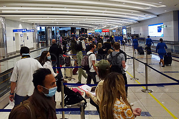 Dubai  Vereinigte Arabische Emirate  Menschen im Terminal des Flughafen bei der Einreise vor der Passkontrolle