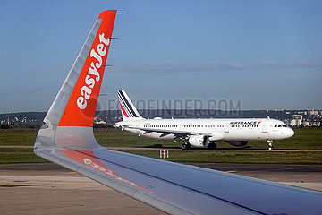 Paris  Frankreich  Flugzeug der Air France und Winglet mit dem Schriftzug der easyjet auf dem Flughafen Orly