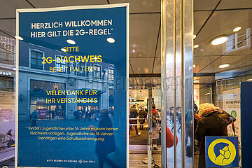 Deutschland  Bremen - Hinweis auf 2G-Regel am Eingang eines Kaufhauses von GALERIA Karstadt Kaufhof
