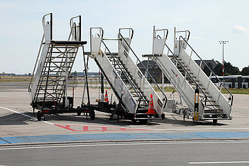 Schoenefeld  Deutschland  Fluggasttreppen stehen auf dem Vorfeld des Flughafen Schoenefeld