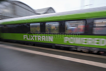 Deutschland  Bremen - Flixtrain verlaesst den Bremer Hauptbahnhof Richtung Hamburg