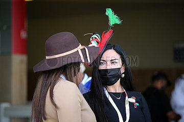 Dubai  Vereinigte Arabische Emirate  Frauen mit Hut tragen Mund-Nasen-Schutz