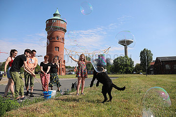 Berlin  Deutschland  Familie macht im Marienpark Berlin grosse Seifenblasen