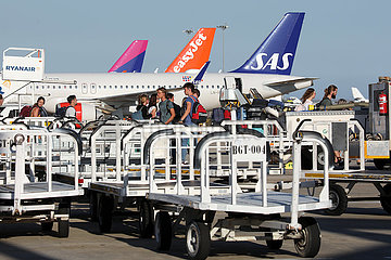 Lissabon  Portugal  Kofferwagen und Reisende auf dem Vorfeld des Lisbon Airport