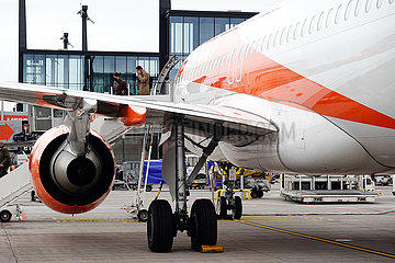 Schoenefeld  Deutschland  Flugzeug der easyJet in Parkposition auf dem Flughafen BER