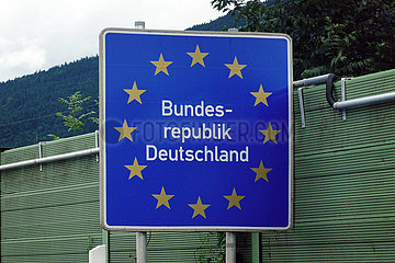 Kufstein  Oesterreich  Schild an der Staatsgrenze zur Bundesrepublik Deutschland