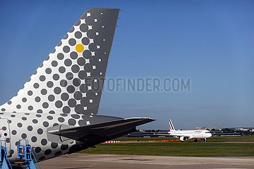 Paris  Frankreich  Flugzeug der Air France und Seitenleitwerk der Vueling auf dem Flughafen Orly