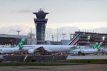 Paris  Frankreich  Flugzeuge der Air France und Transavia vor dem Terminal des Flughafen Orly
