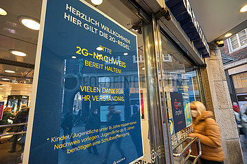 Deutschland  Bremen - Hinweis auf 2G-Regel am Eingang eines Kaufhauses von GALERIA Karstadt Kaufhof