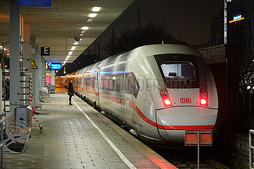Deutschland  Hamburg - Intercity steht am Bahnsteig  Bahnhof Hamburg-Altona