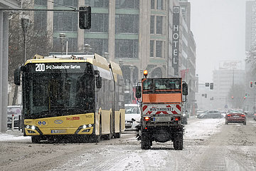Berlin  Deutschland  Winterdienst bei Schneefall in der Stadt im Einsatz