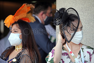 Dubai  Vereinigte Arabische Emirate  Frauen mit Hut tragen Mund-Nasen-Schutz