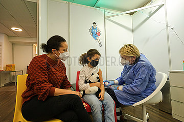 Deutschland  Bremen - Kinderimpfzentrum betrieben vom ASB und Johanniter-Unfall-Hilfe  Maedchen erwartet die Impfung