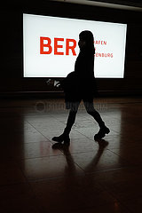 Schoenefeld  Deutschland  Silhouette: Reisende im Terminal des Flughafen BER