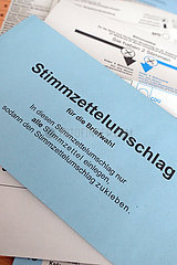 Berlin  Deutschland  Stimmzettel und Umschlag fuer eine Briefwahl