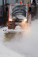 Berlin  Deutschland  Privater Strassenraeumdienst befreit einen Fussweg vom Schnee