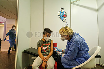 Deutschland  Bremen - Kinderimpfzentrum betrieben vom ASB und Johanniter-Unfall-Hilfe  Junge erwartet die Impfung