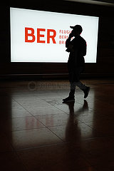 Schoenefeld  Deutschland  Silhouette: Reisender im Terminal des Flughafen BER