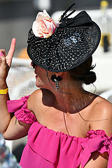 Iffezheim  Deutschland  elegant gekleidete Frau mit Hut hat den Zeigefinger gehoben