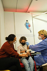 Deutschland  Bremen - Kinderimpfzentrum betrieben vom ASB und Johanniter-Unfall-Hilfe  Maedchen erwartet die Impfung