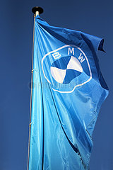 Hannover  Deutschland  Fahne des Automobilherstellers BMW
