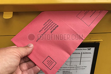 Berlin  Deutschland  Wahlbrief wird in einen Briefkasten der Post AG geworfen
