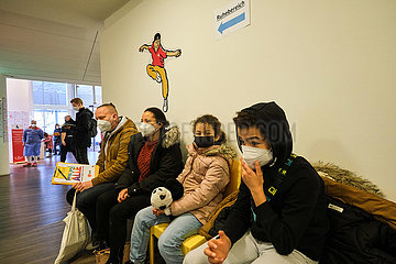 Deutschland  Bremen - Kinderimpfzentrum betrieben vom ASB und Johanniter-Unfall-Hilfe  Famile wartet auf die Impfung