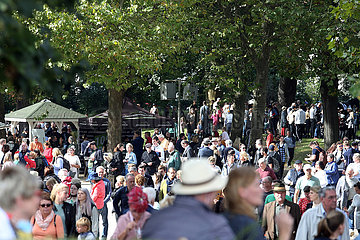 Hoppegarten  Deutschland  Menschenmenge auf der Galopprennbahn