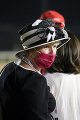 Dubai  Vereinigte Arabische Emirate  Frau mit Hut traegt einen Mund-Nasen-Schutz