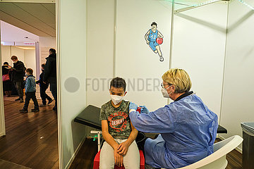 Deutschland  Bremen - Kinderimpfzentrum betrieben vom ASB und Johanniter-Unfall-Hilfe  Junge bekommt die Impfung
