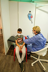 Deutschland  Bremen - Kinderimpfzentrum betrieben vom ASB und Johanniter-Unfall-Hilfe  Junge bekommt die Impfung