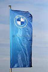 Hannover  Deutschland  Fahne des Automobilherstellers BMW
