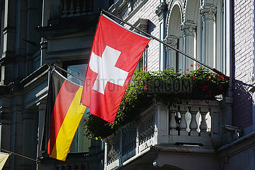 Baden-Baden  Deutschland  Nationalfahne der Bundesrepublik Deutschland und der Schweiz stecken an einer Hausfassade