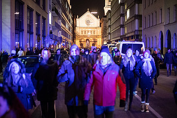 Tausende Querdenker demonstrieren unangemeldet durch München
