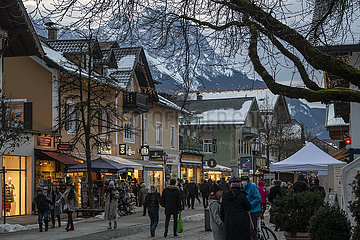 Garmisch-Partenkirchen  Weihnachtseinkäufe in der Innenstadt  23. Dezember 2021